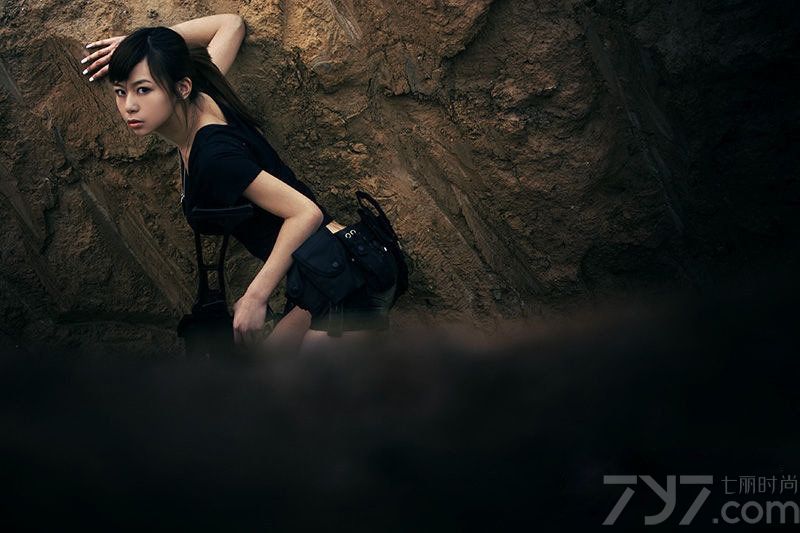 <p>现今的时代，女人玩弄性感已是彰显诱惑的一种终极手段，无人能抗拒曲线婀娜，性感而充满力量与张力的女人，一组女人持枪火力全开的制服诱惑大片，热辣制服搭配精致短打，让前线厮杀充满了&ldquo;心机&rdquo;诱惑。</p>