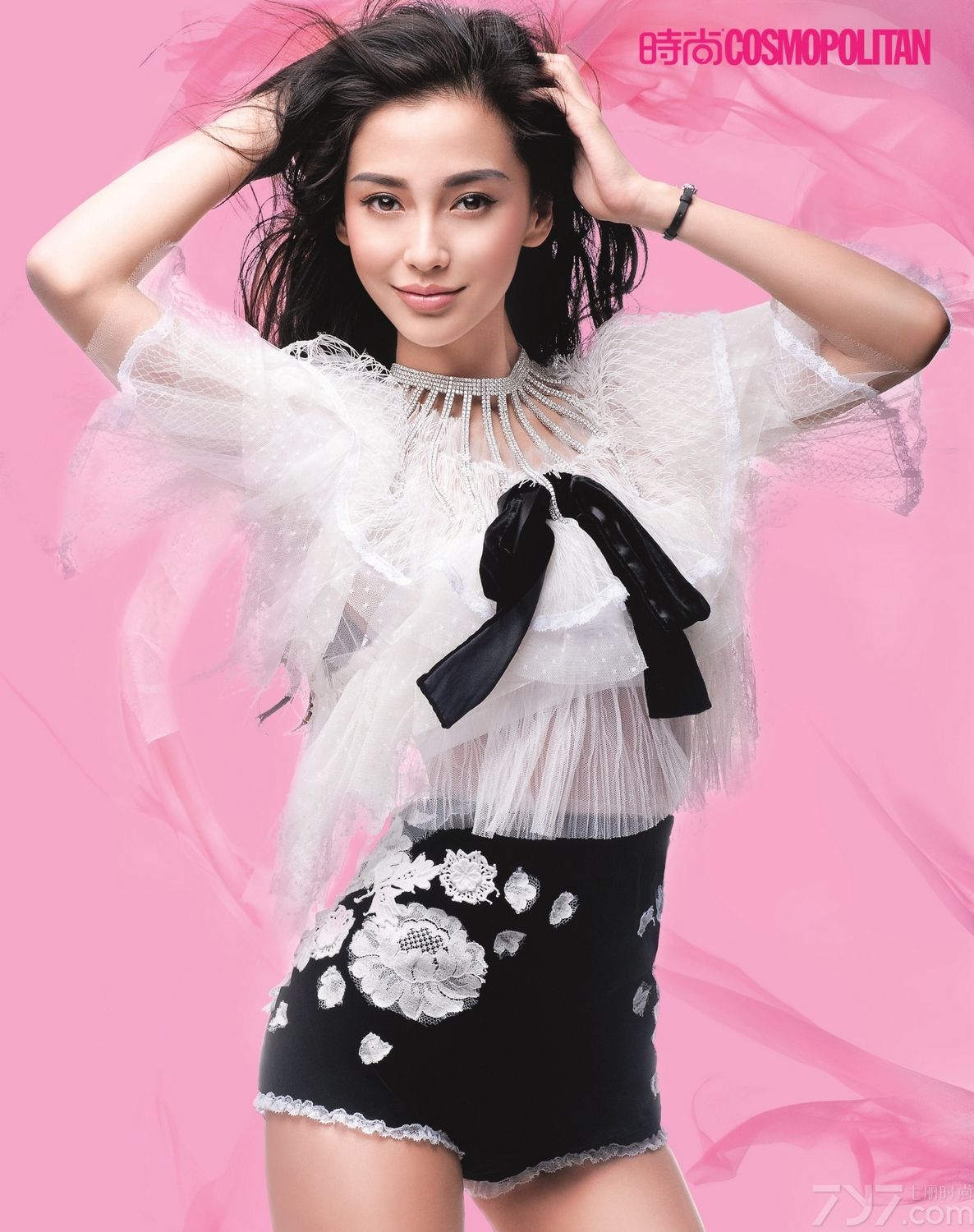 <p>Angelababy&ldquo;双面&rdquo;登封面 天使VS魔鬼</p>