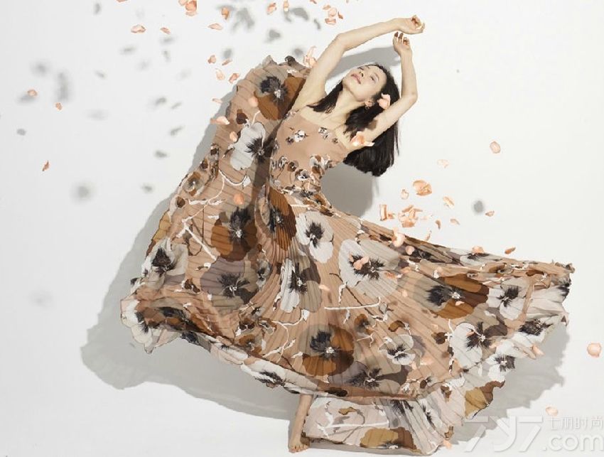 <p>因2005年拍摄青春浪漫电视剧《我们无处安放的青春》中，饰演&ldquo;周蒙&rdquo;一角而被大家所熟知，并被媒体评为最具潜力的新星之一的江一燕，即将迎来奔三，都说30岁的女人最知性优雅，江一燕的美不就足以说明了么？</p>
<p>&nbsp;</p>