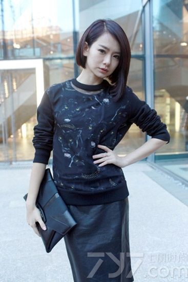 <p>戚薇最近的演艺事业如火如荼，时尚嗅觉也越来越敏锐。《无懈可击之美女如云》《<a style=