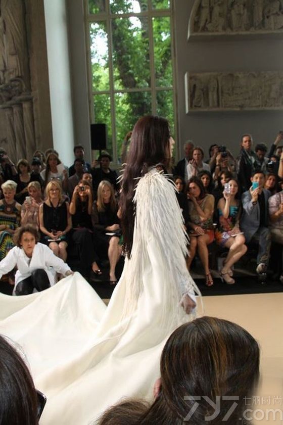 <p>&nbsp;范冰冰于巴黎时间7月3日下午为法国著名设计师 Stephane Rolland 的巴黎秋冬高级定制压轴走秀。当晚范冰冰身着 Stephane Rolland 为其量身打造长达六米的纯白色丝质贴身长裙，在巴黎古迹博物馆缓缓走过，表情硬朗坚定却又展示了女性曲线的柔美。</p>