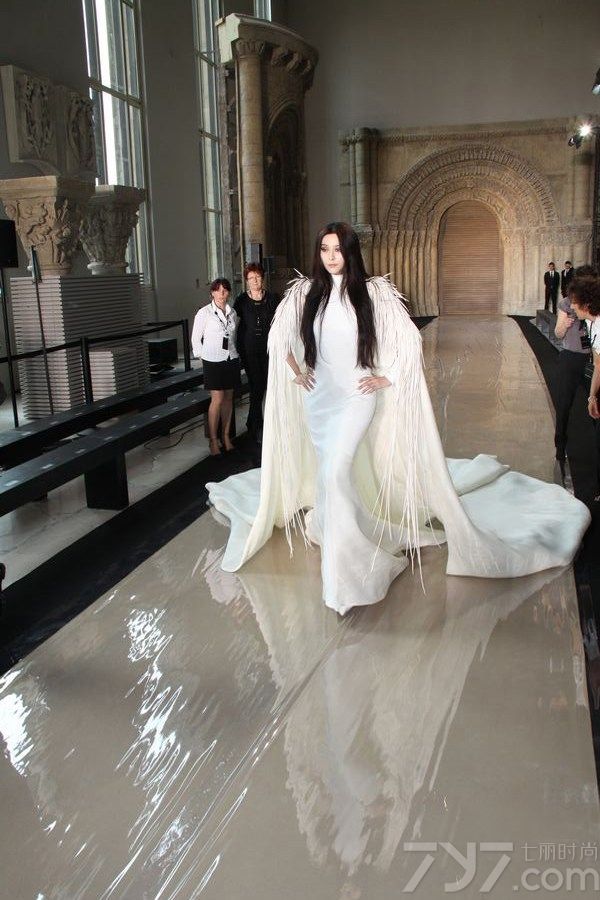 <p>&nbsp;范冰冰于巴黎时间7月3日下午为法国著名设计师 Stephane Rolland 的巴黎秋冬高级定制压轴走秀。当晚范冰冰身着 Stephane Rolland 为其量身打造长达六米的纯白色丝质贴身长裙，在巴黎古迹博物馆缓缓走过，表情硬朗坚定却又展示了女性曲线的柔美。</p>