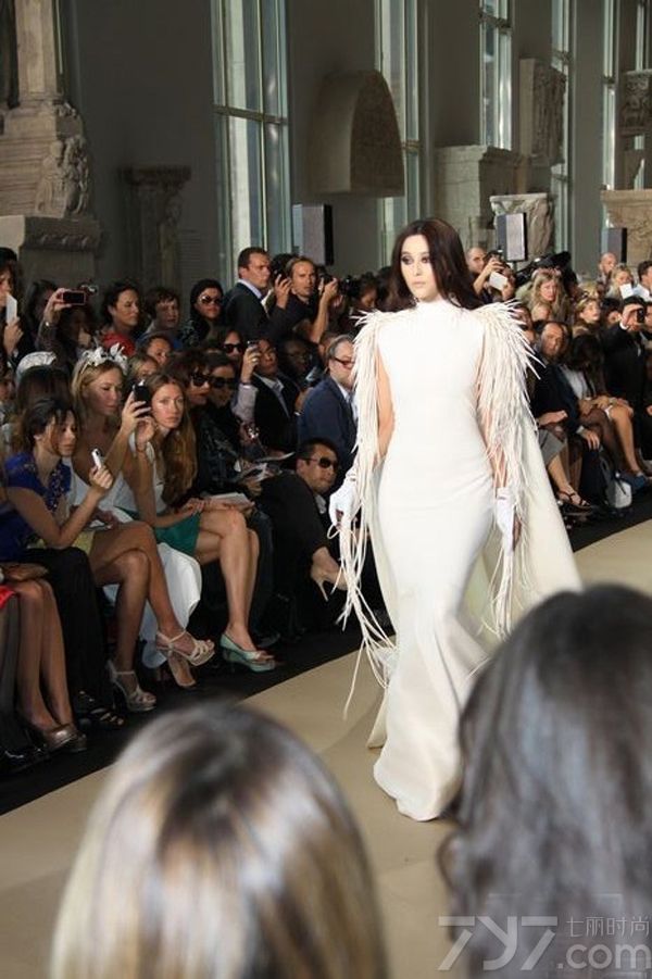 <p>&nbsp;范冰冰于巴黎时间7月3日下午为法国著名设计师 Stephane Rolland 的巴黎秋冬高级定制压轴走秀。当晚范冰冰身着 Stephane Rolland 为其量身打造长达六米的纯白色丝质贴身长裙，在巴黎古迹博物馆缓缓走过，表情硬朗坚定却又展示了女性曲线的柔美。</p>