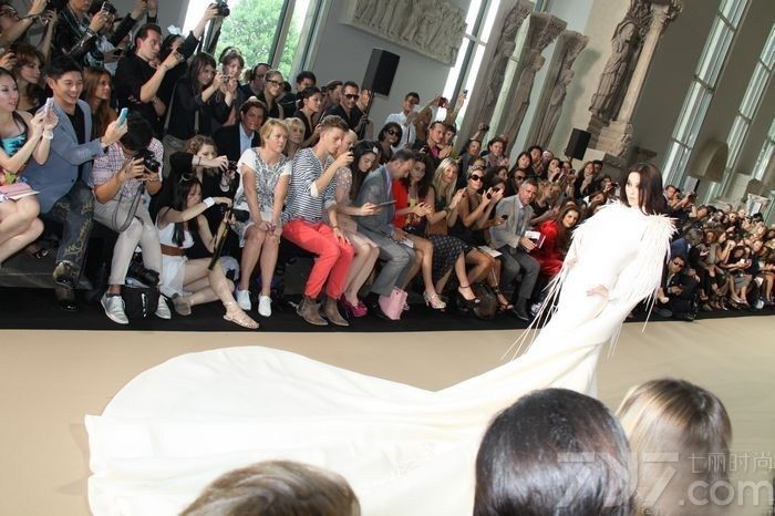 <p>&nbsp;范冰冰于巴黎时间7月3日下午为法国著名设计师 Stephane Rolland 的巴黎秋冬高级定制压轴走秀。当晚范冰冰身着 Stephane Rolland 为其量身打造长达六米的纯白色丝质贴身长裙，在巴黎古迹博物馆缓缓走过，表情硬朗坚定却又展示了女性曲线的柔美。</p>