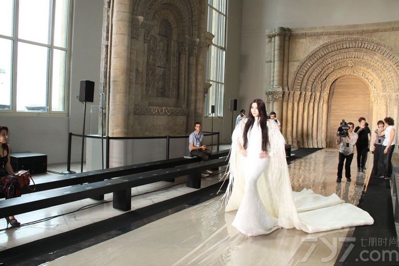 <p>&nbsp;范冰冰于巴黎时间7月3日下午为法国著名设计师 Stephane Rolland 的巴黎秋冬高级定制压轴走秀。当晚范冰冰身着 Stephane Rolland 为其量身打造长达六米的纯白色丝质贴身长裙，在巴黎古迹博物馆缓缓走过，表情硬朗坚定却又展示了女性曲线的柔美。</p>
