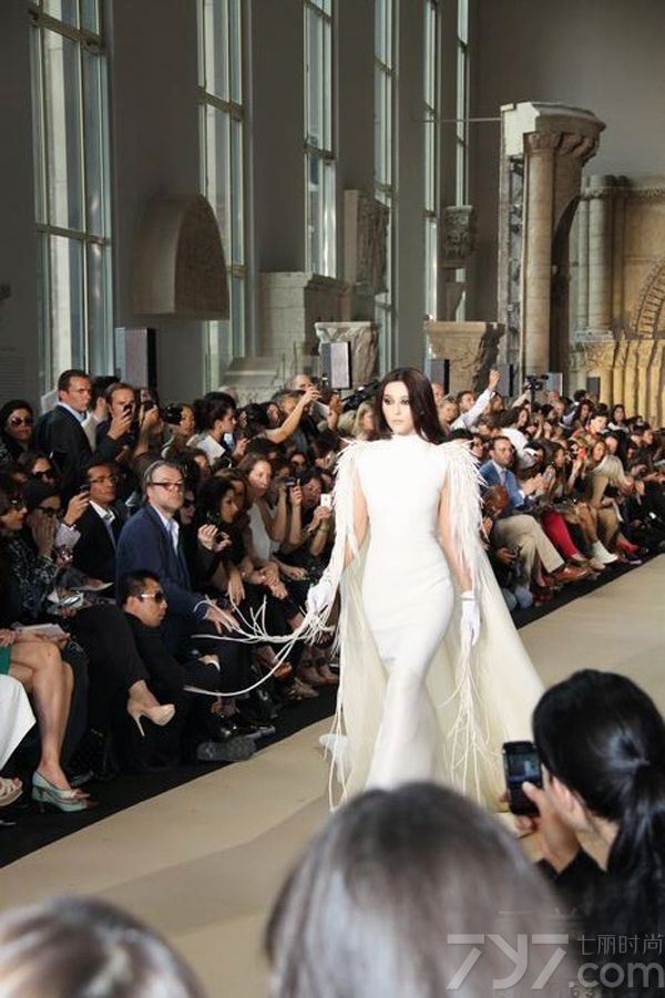 <p>&nbsp;范冰冰于巴黎时间7月3日下午为法国著名设计师 Stephane Rolland 的巴黎秋冬高级定制压轴走秀。当晚范冰冰身着 Stephane Rolland 为其量身打造长达六米的纯白色丝质贴身长裙，在巴黎古迹博物馆缓缓走过，表情硬朗坚定却又展示了女性曲线的柔美。</p>