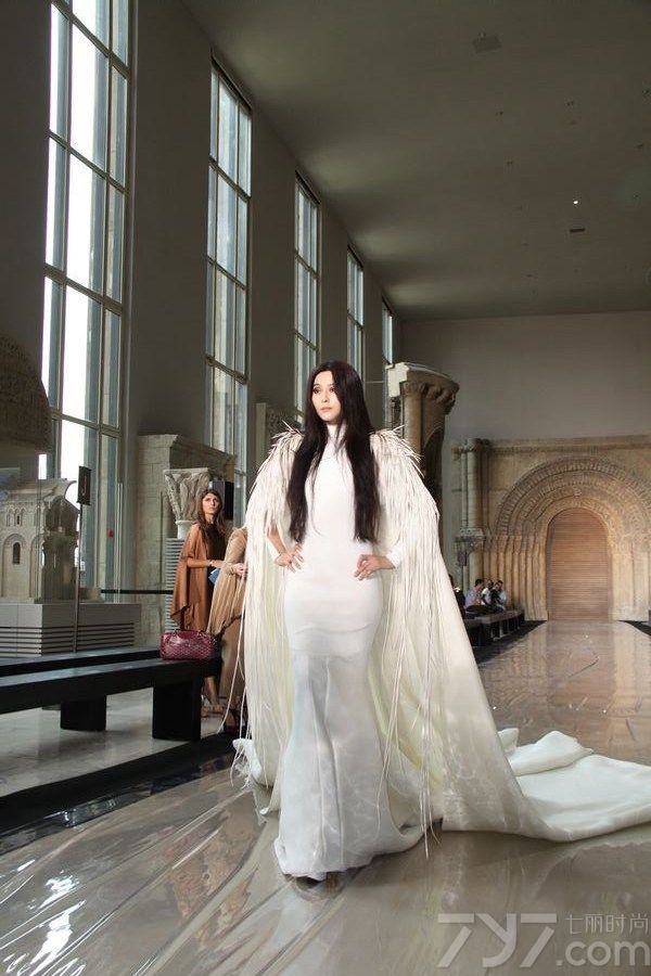 <p>&nbsp;范冰冰于巴黎时间7月3日下午为法国著名设计师 Stephane Rolland 的巴黎秋冬高级定制压轴走秀。当晚范冰冰身着 Stephane Rolland 为其量身打造长达六米的纯白色丝质贴身长裙，在巴黎古迹博物馆缓缓走过，表情硬朗坚定却又展示了女性曲线的柔美。</p>