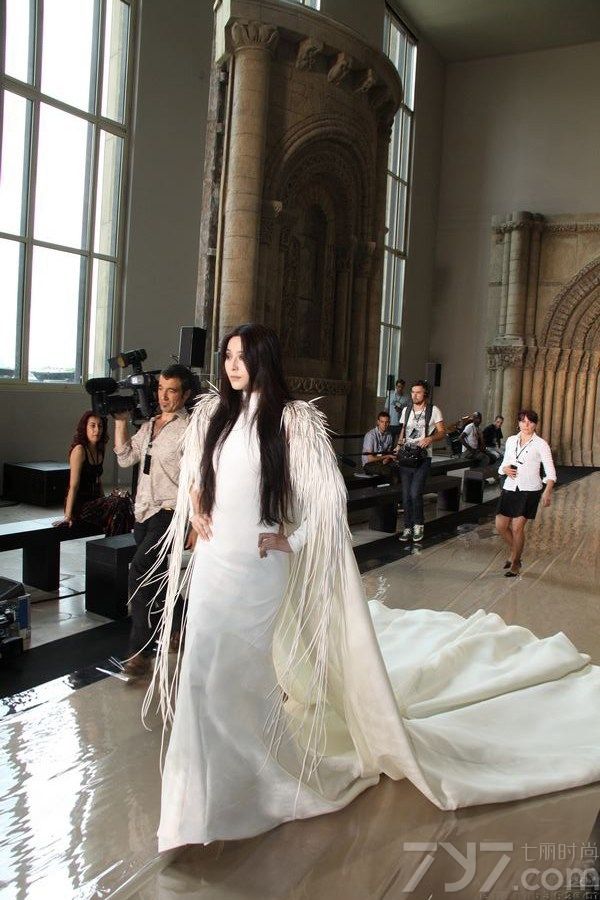 <p>&nbsp;范冰冰于巴黎时间7月3日下午为法国著名设计师 Stephane Rolland 的巴黎秋冬高级定制压轴走秀。当晚范冰冰身着 Stephane Rolland 为其量身打造长达六米的纯白色丝质贴身长裙，在巴黎古迹博物馆缓缓走过，表情硬朗坚定却又展示了女性曲线的柔美。</p>