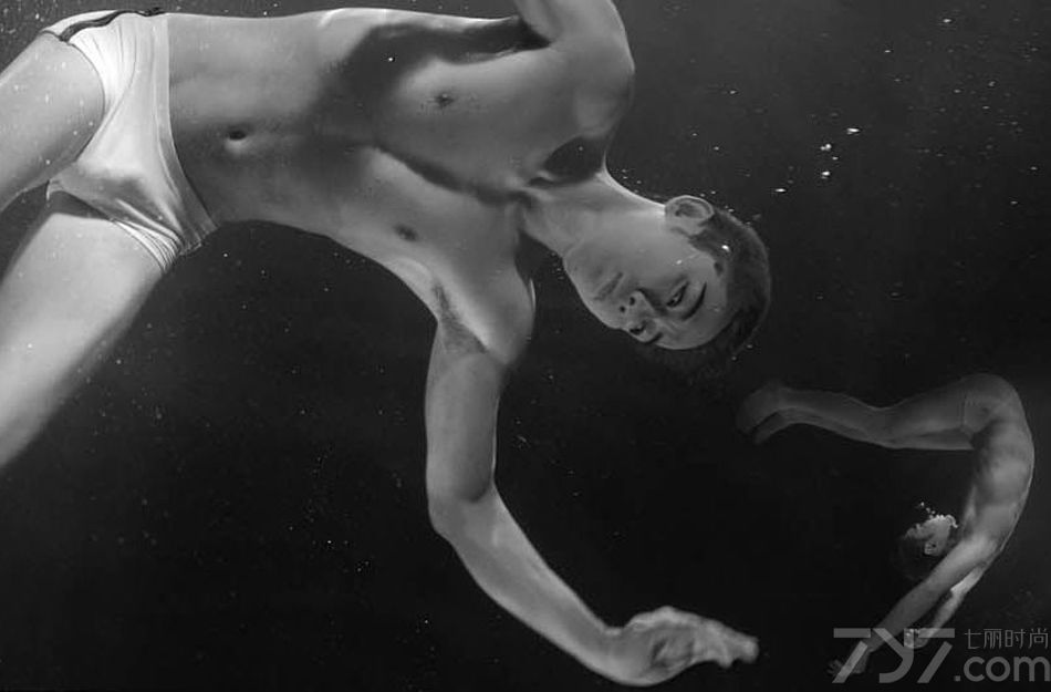 “城市趣味”展览中，李晨和几十位艺术家用新奇的方式相配合，创作出了一系列艺术摄影作品。