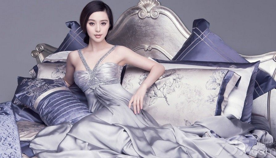 众多当红女星们就以床为景拍过不少千娇百媚的的家居床照，以范冰冰最为撩人。广告中范冰冰穿睡衣，躺在舒适的床品上，秀香肩美腿睡姿妩媚勾魂，尽展性感无限风情。
