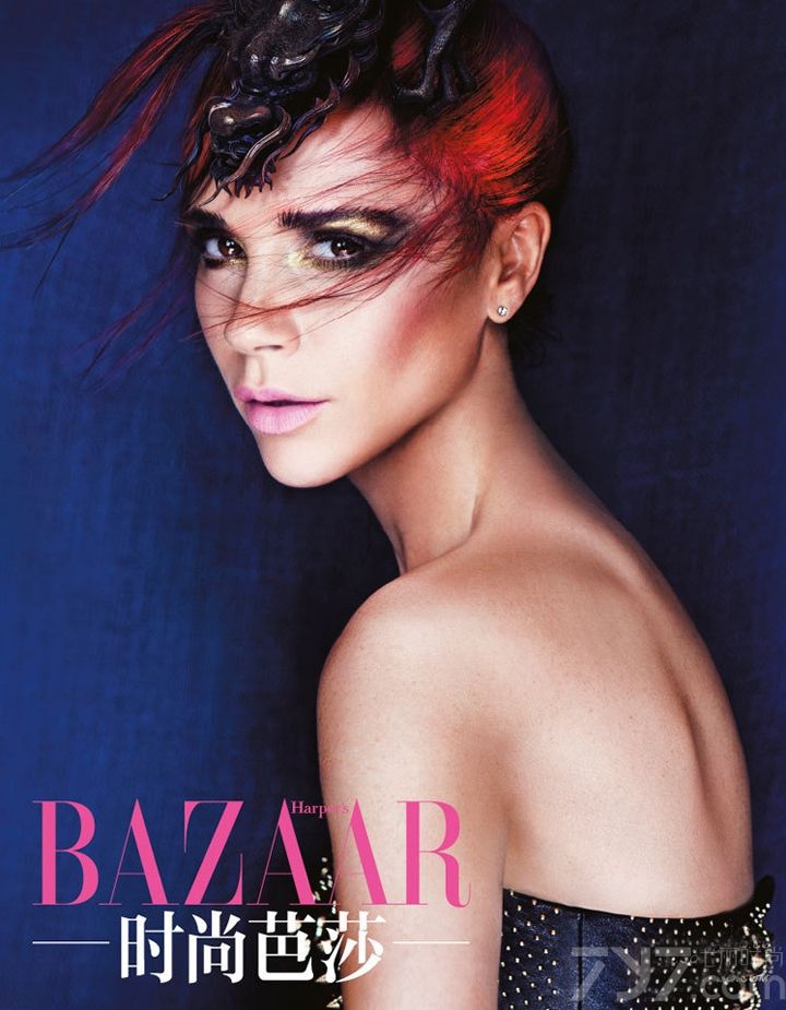 <p>从&ldquo;辣妹&rdquo;到&ldquo;贝嫂&rdquo;，嫁给世界上最有名最帅的男人，永远站在时尚版做头条，三子一女依然强势窈窕。无惧争议、捍卫婚姻，无论你是否喜爱她，你都无法忽视她。近日，维多利亚首次以设计师的身份，独家为中国版BAZAAR分享自己的时尚生活。</p>