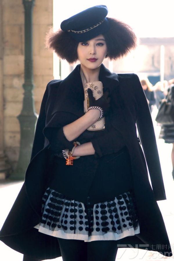 <p>国内一线影星范冰冰有着&ldquo;百变女王&rdquo;的称号。每次出席活动都能成为全场的焦点，引领着娱乐圈的时尚潮流。其大胆夸张具有新意的造型为范冰冰赢来不少注视的目光。这是一组范冰冰多样造型组图，每款造型都有不一样的主题和风格，由范爷的诠释显得更为立体生动。</p>