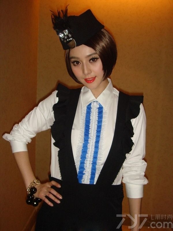 <p>国内一线影星范冰冰有着&ldquo;百变女王&rdquo;的称号。每次出席活动都能成为全场的焦点，引领着娱乐圈的时尚潮流。其大胆夸张具有新意的造型为范冰冰赢来不少注视的目光。这是一组范冰冰多样造型组图，每款造型都有不一样的主题和风格，由范爷的诠释显得更为立体生动。</p>