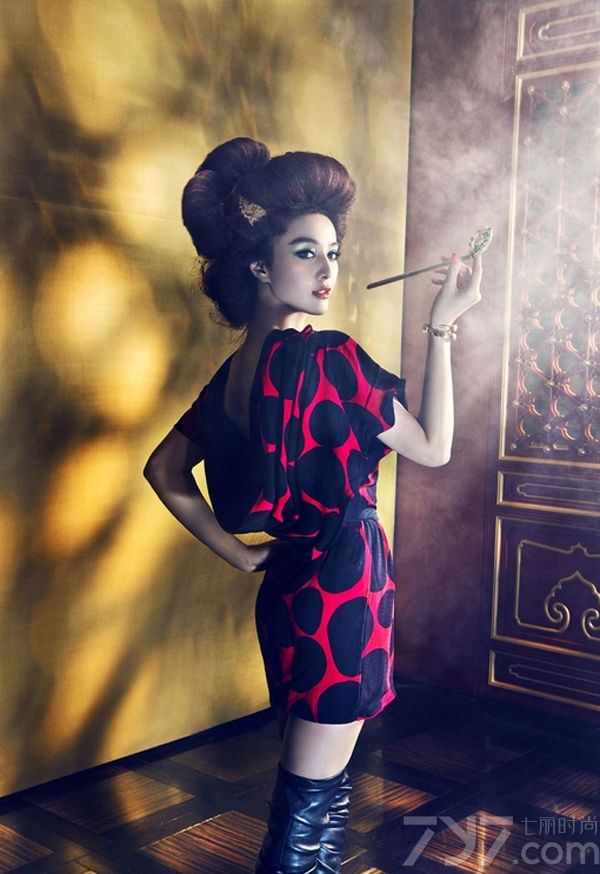 <p>国内一线影星范冰冰有着&ldquo;百变女王&rdquo;的称号。每次出席活动都能成为全场的焦点，引领着娱乐圈的时尚潮流。其大胆夸张具有新意的造型为范冰冰赢来不少注视的目光。这是一组范冰冰多样造型组图，每款造型都有不一样的主题和风格，由范爷的诠释显得更为立体生动。</p>