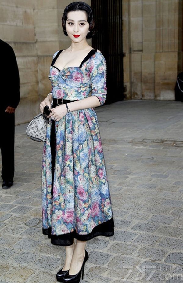 <p>国内一线影星范冰冰有着&ldquo;百变女王&rdquo;的称号。每次出席活动都能成为全场的焦点，引领着娱乐圈的时尚潮流。其大胆夸张具有新意的造型为范冰冰赢来不少注视的目光。这是一组范冰冰多样造型组图，每款造型都有不一样的主题和风格，由范爷的诠释显得更为立体生动。</p>