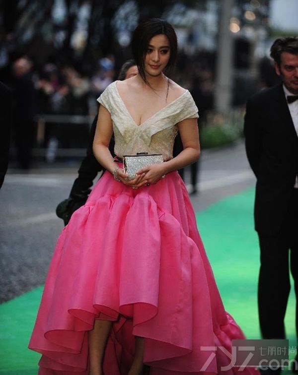 <p>国内一线影星范冰冰有着&ldquo;百变女王&rdquo;的称号。每次出席活动都能成为全场的焦点，引领着娱乐圈的时尚潮流。其大胆夸张具有新意的造型为范冰冰赢来不少注视的目光。这是一组范冰冰多样造型组图，每款造型都有不一样的主题和风格，由范爷的诠释显得更为立体生动。</p>