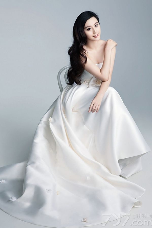 <p>国内一线影星范冰冰有着&ldquo;百变女王&rdquo;的称号。每次出席活动都能成为全场的焦点，引领着娱乐圈的时尚潮流。其大胆夸张具有新意的造型为范冰冰赢来不少注视的目光。这是一组范冰冰多样造型组图，每款造型都有不一样的主题和风格，由范爷的诠释显得更为立体生动。</p>