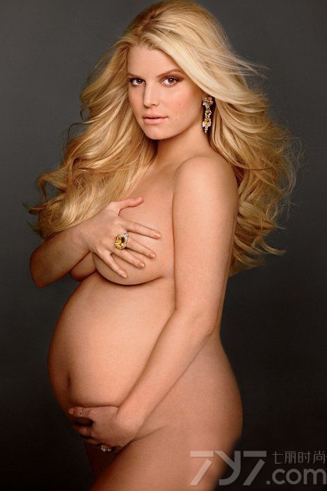 <p>31岁的美国甜心好莱坞女星杰西卡&middot;辛普森（Jessica Simpson）近日拍摄一组在怀孕期间的杂志写真，全裸上镜，仅以双手遮盖自己的敏感部位，其中还有与男友的亲密合照，杰西卡&middot;辛普森脸上洋溢着准妈妈的幸福感觉。</p>