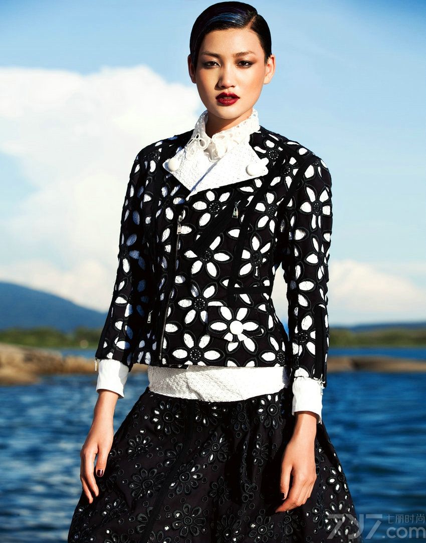 <p>龙腾精英超模黄晓萌曾受邀为时尚杂志《嘉人Marie Claire》拍摄多组大片，而在最新一期2012年3月刊中，黄晓萌再度拍摄&ldquo;<a style=