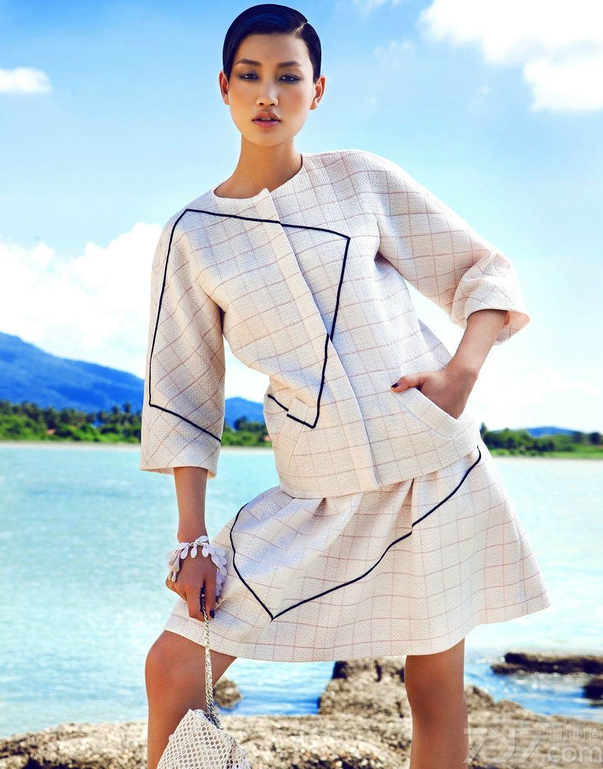 <p>龙腾精英超模黄晓萌曾受邀为时尚杂志《嘉人Marie Claire》拍摄多组大片，而在最新一期2012年3月刊中，黄晓萌再度拍摄&ldquo;<a style=