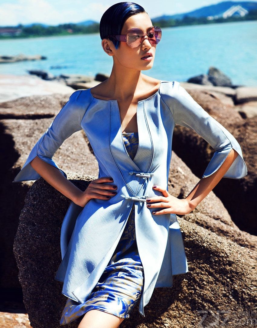 <p>龙腾精英超模黄晓萌曾受邀为时尚杂志《嘉人Marie Claire》拍摄多组大片，而在最新一期2012年3月刊中，黄晓萌再度拍摄&ldquo;<a style=