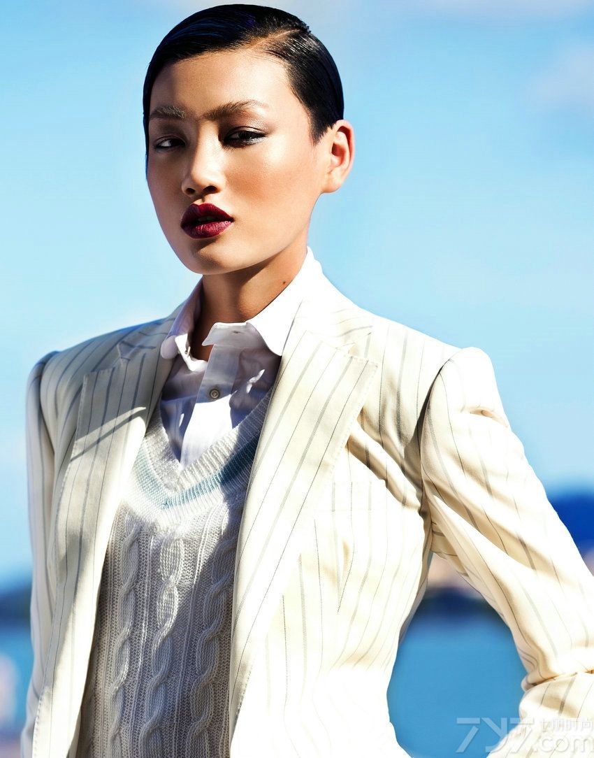 <p>龙腾精英超模黄晓萌曾受邀为时尚杂志《嘉人Marie Claire》拍摄多组大片，而在最新一期2012年3月刊中，黄晓萌再度拍摄&ldquo;<a style=