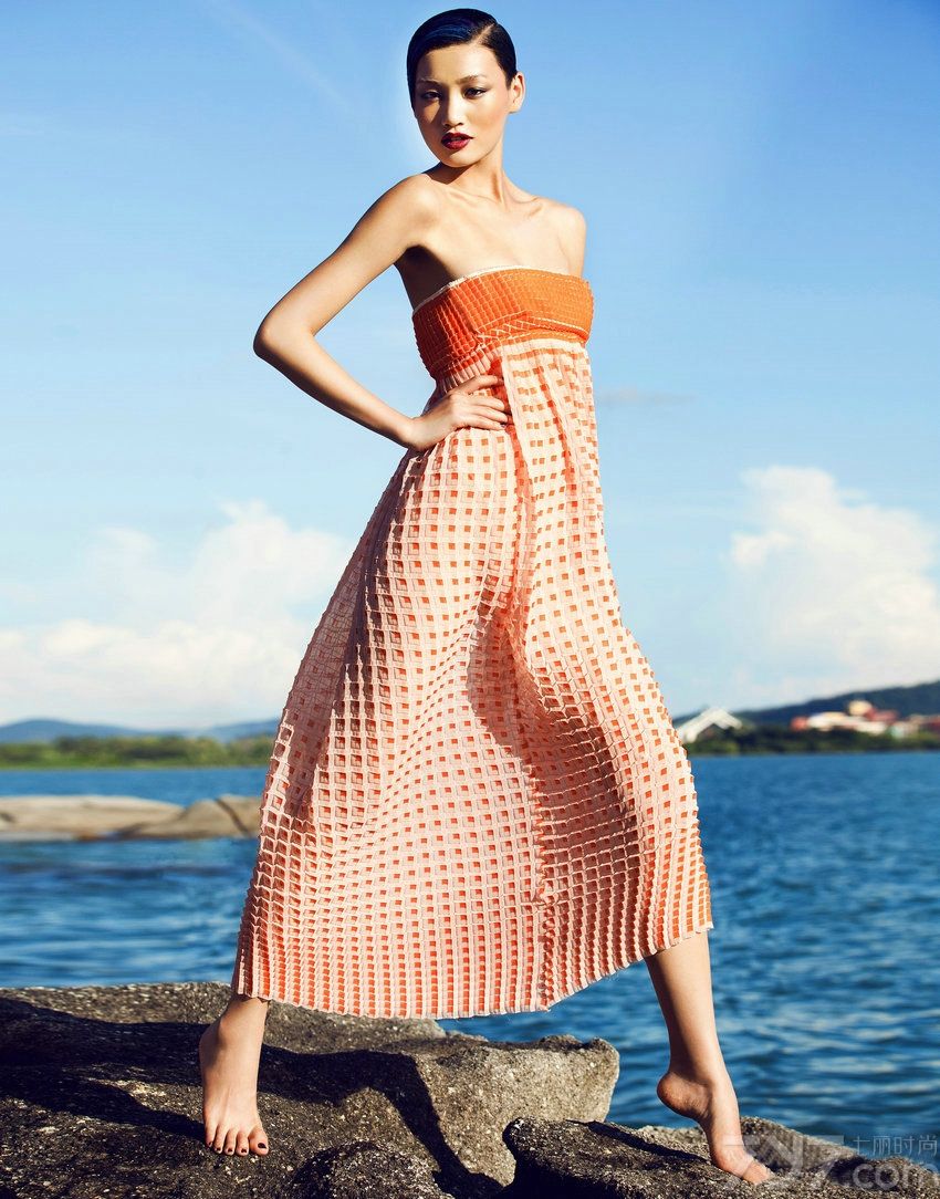 <p>龙腾精英超模黄晓萌曾受邀为时尚杂志《嘉人Marie Claire》拍摄多组大片，而在最新一期2012年3月刊中，黄晓萌再度拍摄&ldquo;<a style=