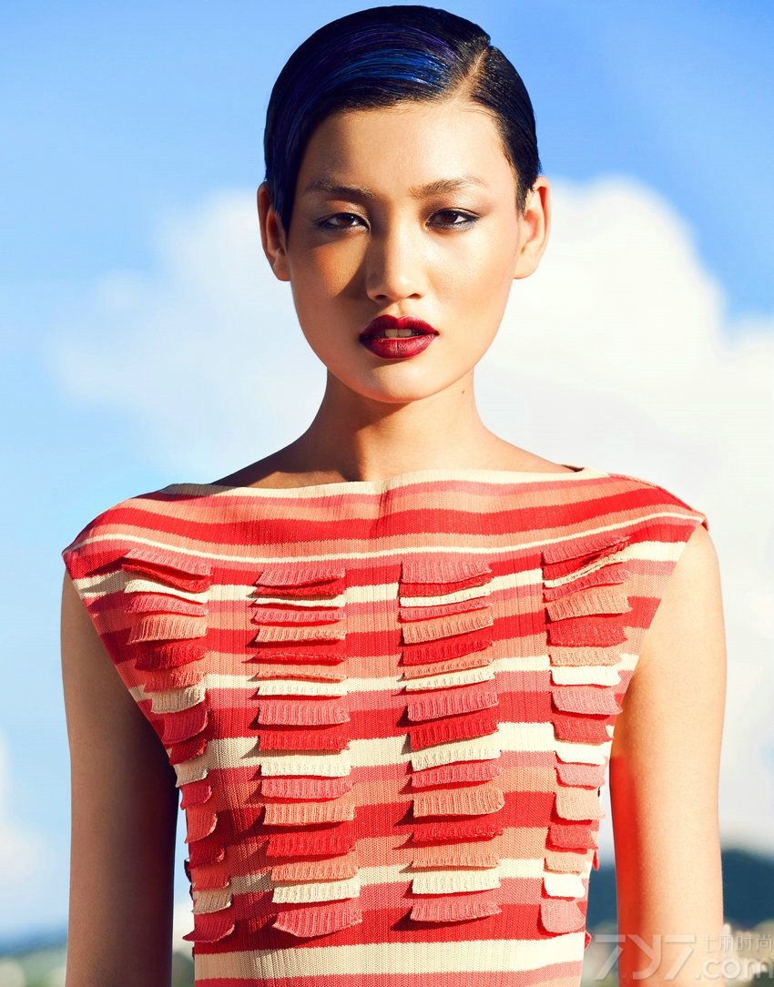 <p>龙腾精英超模黄晓萌曾受邀为时尚杂志《嘉人Marie Claire》拍摄多组大片，而在最新一期2012年3月刊中，黄晓萌再度拍摄&ldquo;<a style=