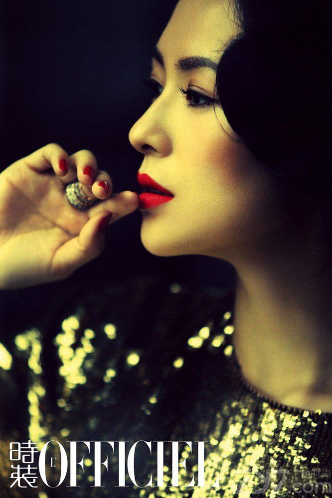 <p>近日，章子怡复古造型登《时装L&rsquo;OFFICIEL》4月刊杂志封面，身穿性感深V露背装优雅亮相，举手投足之间仿佛从油画中走出来的美人。</p>