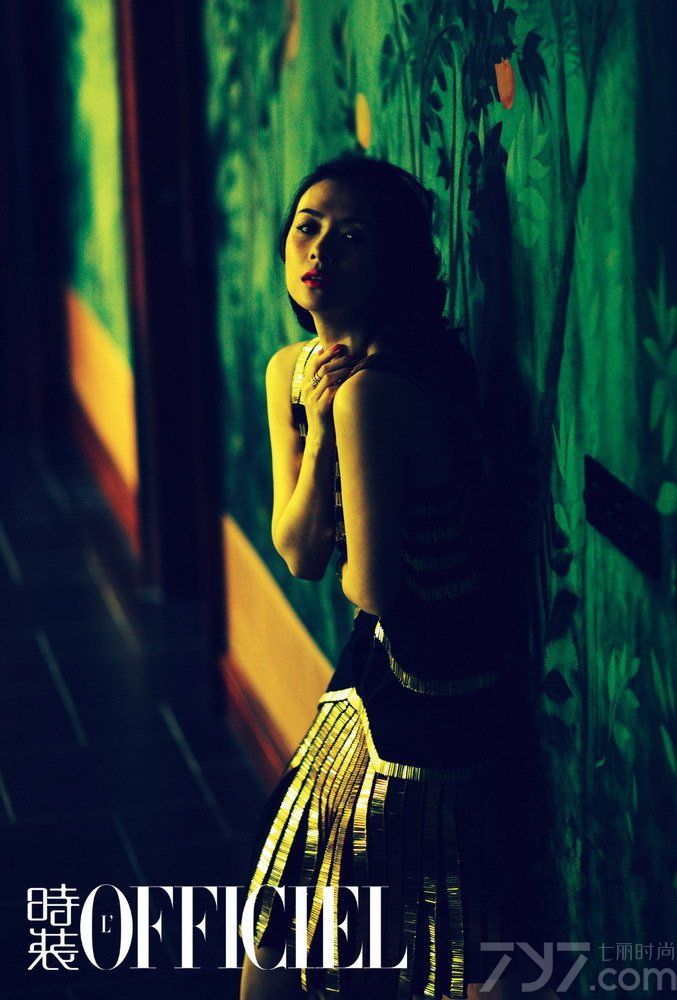 <p>近日，章子怡复古造型登《时装L&rsquo;OFFICIEL》4月刊杂志封面，身穿性感深V露背装优雅亮相，举手投足之间仿佛从油画中走出来的美人。</p>