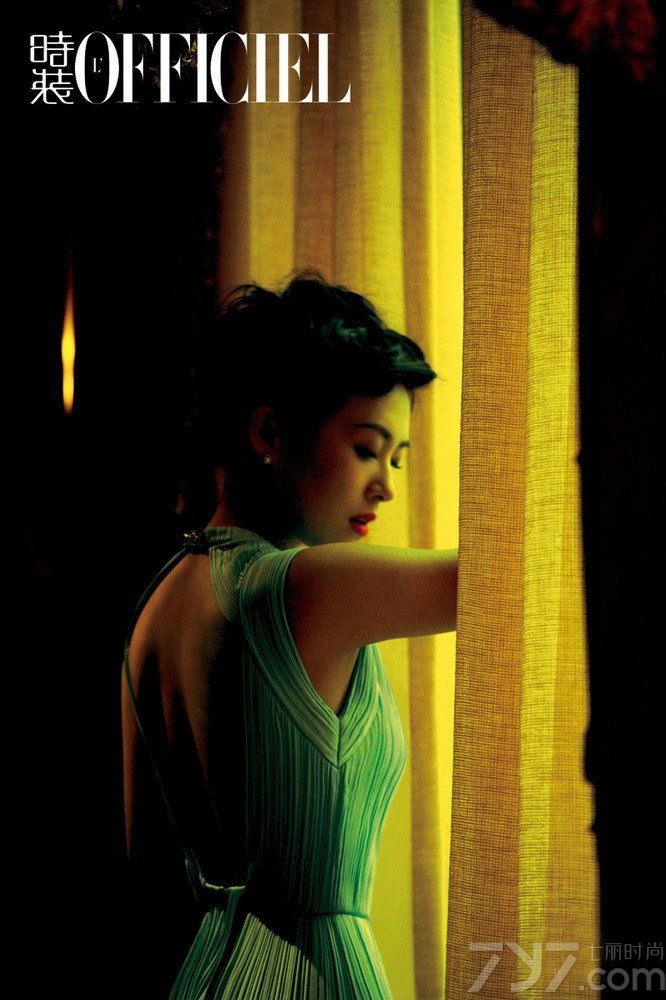 <p>近日，章子怡复古造型登《时装L&rsquo;OFFICIEL》4月刊杂志封面，身穿性感深V露背装优雅亮相，举手投足之间仿佛从油画中走出来的美人。</p>