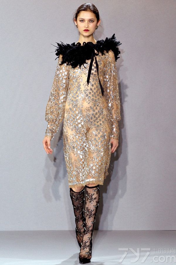 <p>设计师克莱特&middot;蒂尼甘1990年在澳洲创立的Collette Dinnigan，成为第一个登上巴黎时装周举办全线女装高级成衣时装秀的品牌。其设计理念充满了流动、现代时髦感，令女性曲线变得更加优美而闻名。</p>