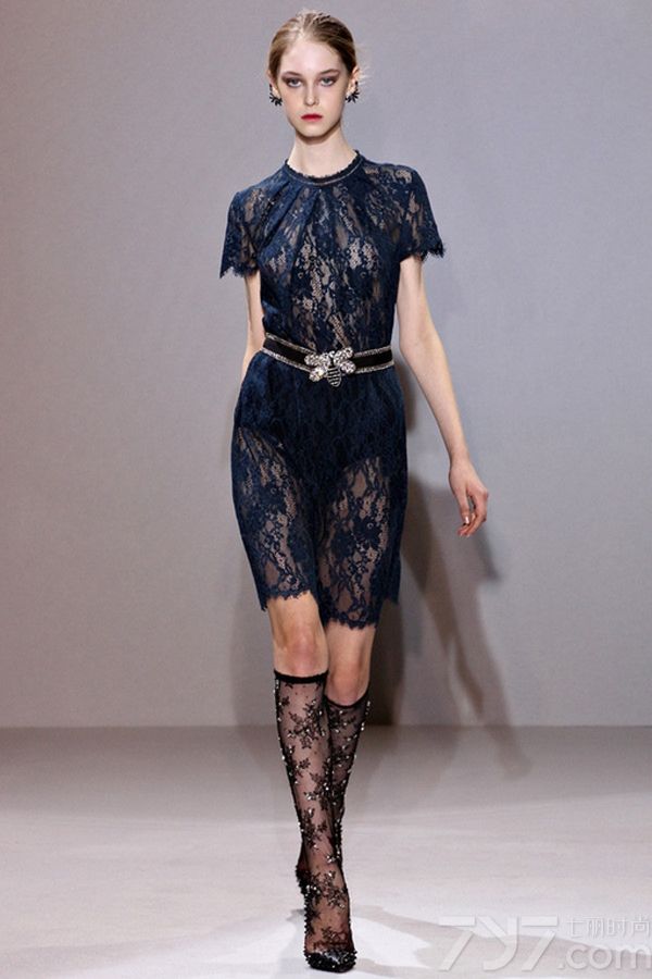 <p>设计师克莱特&middot;蒂尼甘1990年在澳洲创立的Collette Dinnigan，成为第一个登上巴黎时装周举办全线女装高级成衣时装秀的品牌。其设计理念充满了流动、现代时髦感，令女性曲线变得更加优美而闻名。</p>