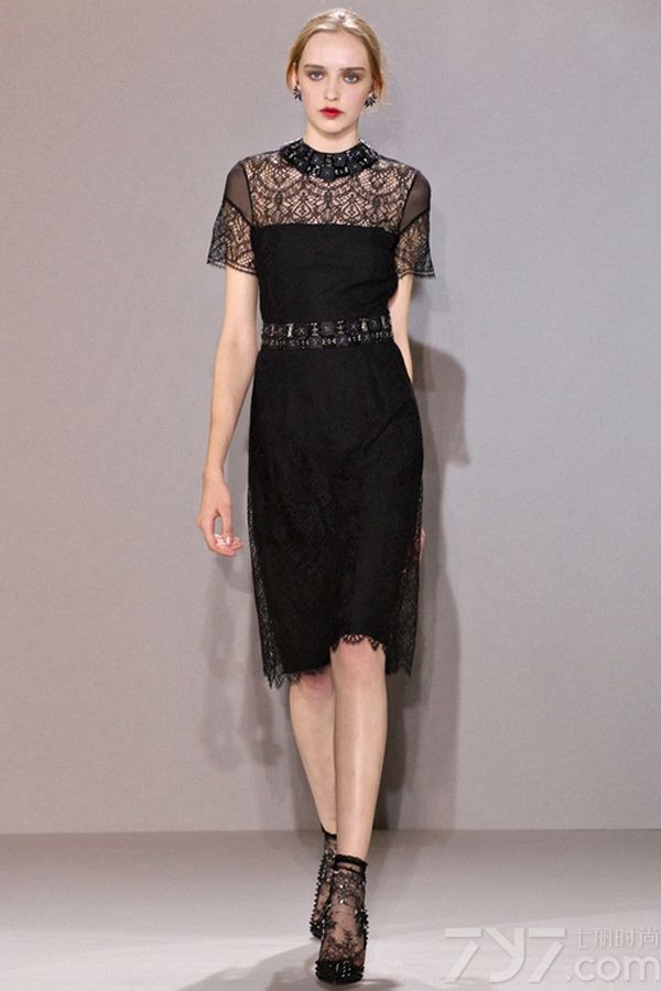 <p>设计师克莱特&middot;蒂尼甘1990年在澳洲创立的Collette Dinnigan，成为第一个登上巴黎时装周举办全线女装高级成衣时装秀的品牌。其设计理念充满了流动、现代时髦感，令女性曲线变得更加优美而闻名。</p>