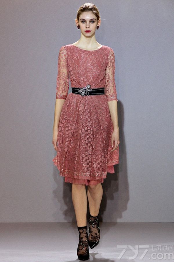 <p>设计师克莱特&middot;蒂尼甘1990年在澳洲创立的Collette Dinnigan，成为第一个登上巴黎时装周举办全线女装高级成衣时装秀的品牌。其设计理念充满了流动、现代时髦感，令女性曲线变得更加优美而闻名。</p>