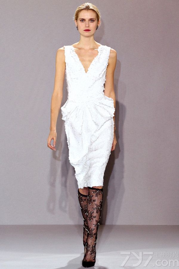 <p>设计师克莱特&middot;蒂尼甘1990年在澳洲创立的Collette Dinnigan，成为第一个登上巴黎时装周举办全线女装高级成衣时装秀的品牌。其设计理念充满了流动、现代时髦感，令女性曲线变得更加优美而闻名。</p>