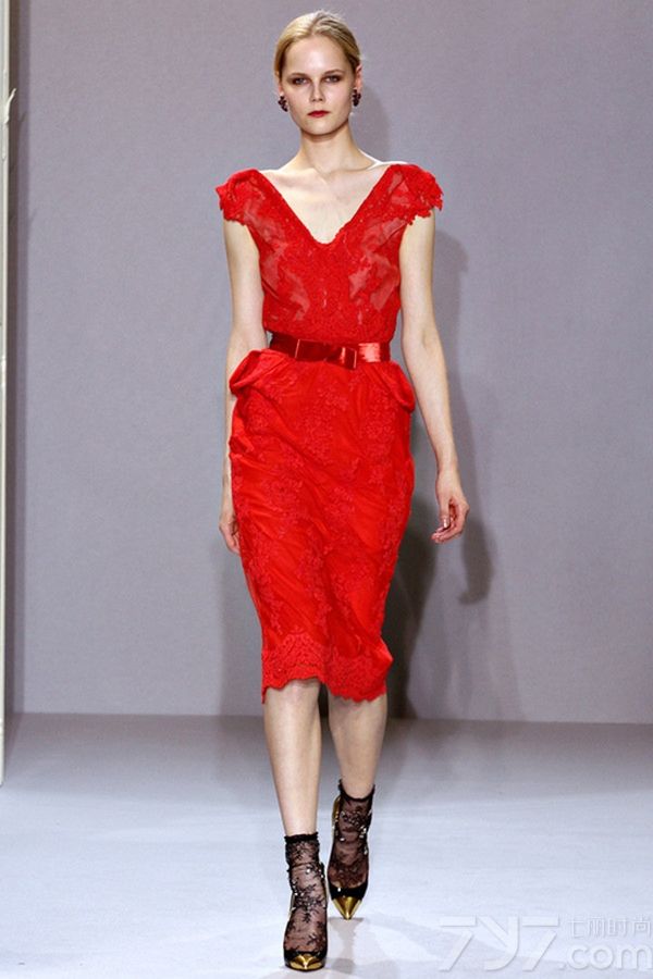 <p>设计师克莱特&middot;蒂尼甘1990年在澳洲创立的Collette Dinnigan，成为第一个登上巴黎时装周举办全线女装高级成衣时装秀的品牌。其设计理念充满了流动、现代时髦感，令女性曲线变得更加优美而闻名。</p>