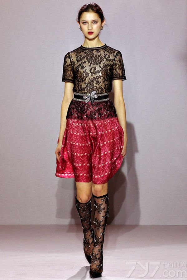 <p>设计师克莱特&middot;蒂尼甘1990年在澳洲创立的Collette Dinnigan，成为第一个登上巴黎时装周举办全线女装高级成衣时装秀的品牌。其设计理念充满了流动、现代时髦感，令女性曲线变得更加优美而闻名。</p>