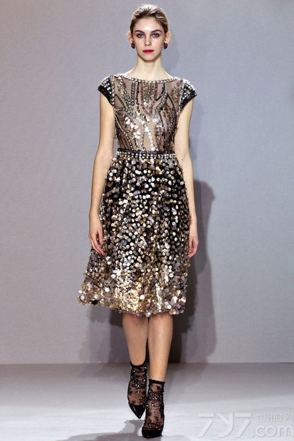 <p>设计师克莱特&middot;蒂尼甘1990年在澳洲创立的Collette Dinnigan，成为第一个登上巴黎时装周举办全线女装高级成衣时装秀的品牌。其设计理念充满了流动、现代时髦感，令女性曲线变得更加优美而闻名。</p>