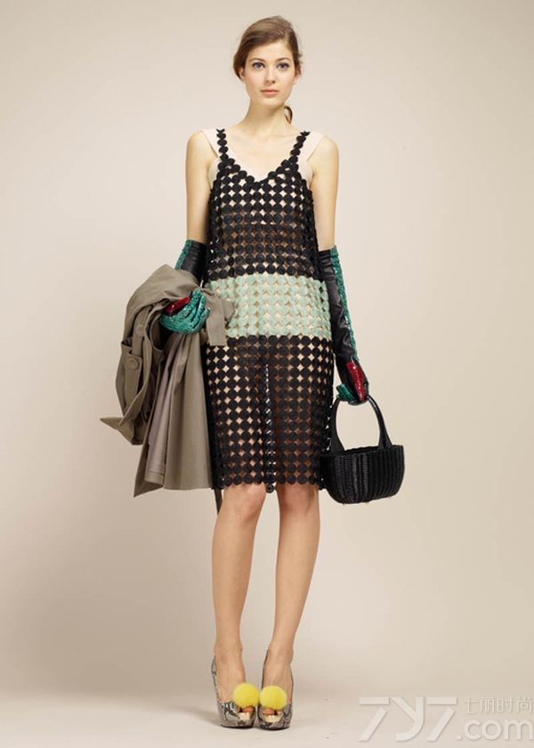 <p>Paule Ka本季设计灵感来源于20世纪60年代的英国伦敦，那时伦敦是全球潮流人士的圣地，在影响力和代表人物方面上都远远胜过纽约和巴黎，因此，当时的时尚是大胆、前卫、自我甚至有点肆无忌惮的。看Paule Ka的时装展，你会发现几乎每一件衣服都隐藏了小心思，一些奇特的反差感：蛹形大衣配菜篮子，长手套搭配球鞋，泳装是针织的，每条裙子都有个莫名其妙的开衩&hellip;&hellip;，这些细节令Paule Ka看起来更加激进和先锋，有点脱离凡人的生活，与那时的伦敦如出一辙。</p>