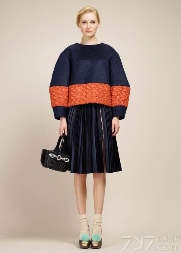 <p>Paule Ka本季设计灵感来源于20世纪60年代的英国伦敦，那时伦敦是全球潮流人士的圣地，在影响力和代表人物方面上都远远胜过纽约和巴黎，因此，当时的时尚是大胆、前卫、自我甚至有点肆无忌惮的。看Paule Ka的时装展，你会发现几乎每一件衣服都隐藏了小心思，一些奇特的反差感：蛹形大衣配菜篮子，长手套搭配球鞋，泳装是针织的，每条裙子都有个莫名其妙的开衩&hellip;&hellip;，这些细节令Paule Ka看起来更加激进和先锋，有点脱离凡人的生活，与那时的伦敦如出一辙。</p>