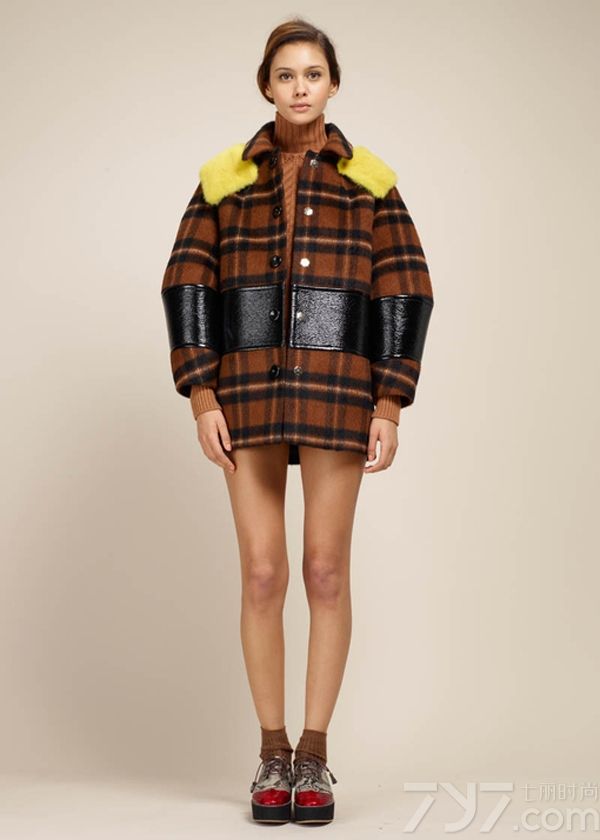 <p>Paule Ka本季设计灵感来源于20世纪60年代的英国伦敦，那时伦敦是全球潮流人士的圣地，在影响力和代表人物方面上都远远胜过纽约和巴黎，因此，当时的时尚是大胆、前卫、自我甚至有点肆无忌惮的。看Paule Ka的时装展，你会发现几乎每一件衣服都隐藏了小心思，一些奇特的反差感：蛹形大衣配菜篮子，长手套搭配球鞋，泳装是针织的，每条裙子都有个莫名其妙的开衩&hellip;&hellip;，这些细节令Paule Ka看起来更加激进和先锋，有点脱离凡人的生活，与那时的伦敦如出一辙。</p>