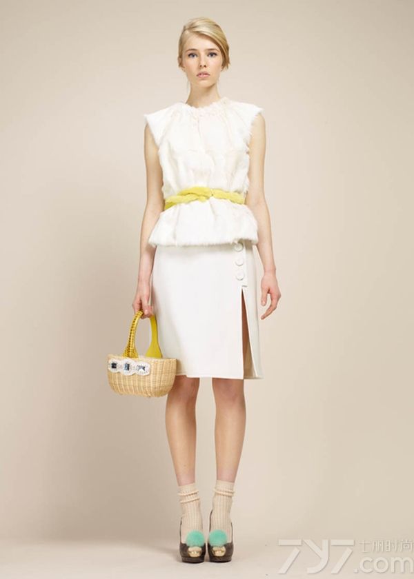 <p>Paule Ka本季设计灵感来源于20世纪60年代的英国伦敦，那时伦敦是全球潮流人士的圣地，在影响力和代表人物方面上都远远胜过纽约和巴黎，因此，当时的时尚是大胆、前卫、自我甚至有点肆无忌惮的。看Paule Ka的时装展，你会发现几乎每一件衣服都隐藏了小心思，一些奇特的反差感：蛹形大衣配菜篮子，长手套搭配球鞋，泳装是针织的，每条裙子都有个莫名其妙的开衩&hellip;&hellip;，这些细节令Paule Ka看起来更加激进和先锋，有点脱离凡人的生活，与那时的伦敦如出一辙。</p>