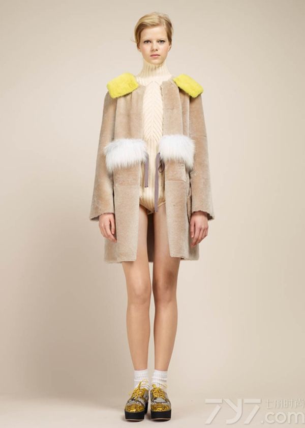 <p>Paule Ka本季设计灵感来源于20世纪60年代的英国伦敦，那时伦敦是全球潮流人士的圣地，在影响力和代表人物方面上都远远胜过纽约和巴黎，因此，当时的时尚是大胆、前卫、自我甚至有点肆无忌惮的。看Paule Ka的时装展，你会发现几乎每一件衣服都隐藏了小心思，一些奇特的反差感：蛹形大衣配菜篮子，长手套搭配球鞋，泳装是针织的，每条裙子都有个莫名其妙的开衩&hellip;&hellip;，这些细节令Paule Ka看起来更加激进和先锋，有点脱离凡人的生活，与那时的伦敦如出一辙。</p>