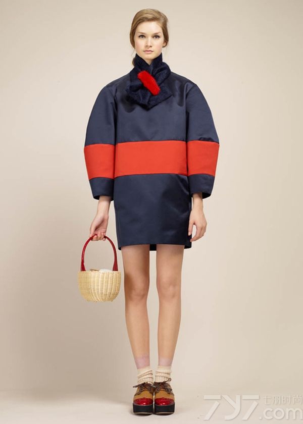 <p>Paule Ka本季设计灵感来源于20世纪60年代的英国伦敦，那时伦敦是全球潮流人士的圣地，在影响力和代表人物方面上都远远胜过纽约和巴黎，因此，当时的时尚是大胆、前卫、自我甚至有点肆无忌惮的。看Paule Ka的时装展，你会发现几乎每一件衣服都隐藏了小心思，一些奇特的反差感：蛹形大衣配菜篮子，长手套搭配球鞋，泳装是针织的，每条裙子都有个莫名其妙的开衩&hellip;&hellip;，这些细节令Paule Ka看起来更加激进和先锋，有点脱离凡人的生活，与那时的伦敦如出一辙。</p>