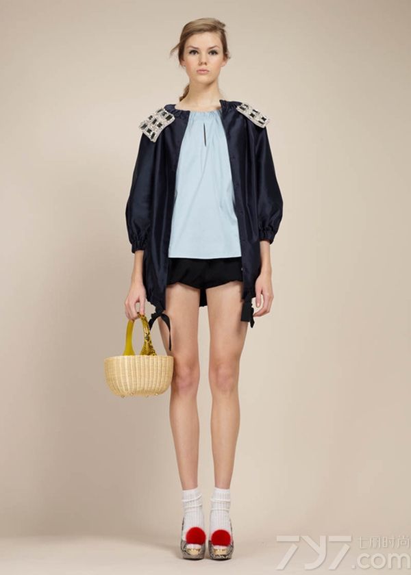 <p>Paule Ka本季设计灵感来源于20世纪60年代的英国伦敦，那时伦敦是全球潮流人士的圣地，在影响力和代表人物方面上都远远胜过纽约和巴黎，因此，当时的时尚是大胆、前卫、自我甚至有点肆无忌惮的。看Paule Ka的时装展，你会发现几乎每一件衣服都隐藏了小心思，一些奇特的反差感：蛹形大衣配菜篮子，长手套搭配球鞋，泳装是针织的，每条裙子都有个莫名其妙的开衩&hellip;&hellip;，这些细节令Paule Ka看起来更加激进和先锋，有点脱离凡人的生活，与那时的伦敦如出一辙。</p>