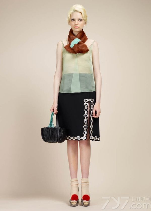 <p>Paule Ka本季设计灵感来源于20世纪60年代的英国伦敦，那时伦敦是全球潮流人士的圣地，在影响力和代表人物方面上都远远胜过纽约和巴黎，因此，当时的时尚是大胆、前卫、自我甚至有点肆无忌惮的。看Paule Ka的时装展，你会发现几乎每一件衣服都隐藏了小心思，一些奇特的反差感：蛹形大衣配菜篮子，长手套搭配球鞋，泳装是针织的，每条裙子都有个莫名其妙的开衩&hellip;&hellip;，这些细节令Paule Ka看起来更加激进和先锋，有点脱离凡人的生活，与那时的伦敦如出一辙。</p>