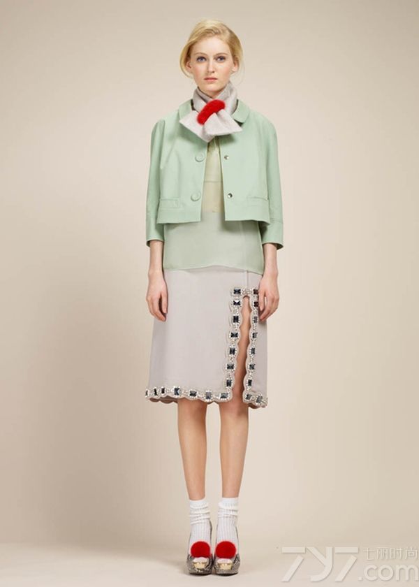 <p>Paule Ka本季设计灵感来源于20世纪60年代的英国伦敦，那时伦敦是全球潮流人士的圣地，在影响力和代表人物方面上都远远胜过纽约和巴黎，因此，当时的时尚是大胆、前卫、自我甚至有点肆无忌惮的。看Paule Ka的时装展，你会发现几乎每一件衣服都隐藏了小心思，一些奇特的反差感：蛹形大衣配菜篮子，长手套搭配球鞋，泳装是针织的，每条裙子都有个莫名其妙的开衩&hellip;&hellip;，这些细节令Paule Ka看起来更加激进和先锋，有点脱离凡人的生活，与那时的伦敦如出一辙。</p>