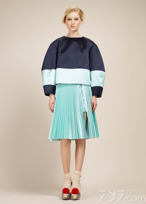 <p>Paule Ka本季设计灵感来源于20世纪60年代的英国伦敦，那时伦敦是全球潮流人士的圣地，在影响力和代表人物方面上都远远胜过纽约和巴黎，因此，当时的时尚是大胆、前卫、自我甚至有点肆无忌惮的。看Paule Ka的时装展，你会发现几乎每一件衣服都隐藏了小心思，一些奇特的反差感：蛹形大衣配菜篮子，长手套搭配球鞋，泳装是针织的，每条裙子都有个莫名其妙的开衩&hellip;&hellip;，这些细节令Paule Ka看起来更加激进和先锋，有点脱离凡人的生活，与那时的伦敦如出一辙。</p>