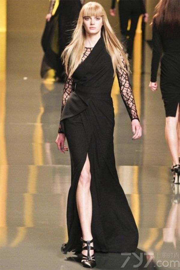 <p>时尚中，优雅与低俗甚至只是一线之隔。作为女星红地毯战衣风向标的Elie Saab秀场，在其2012巴黎时装周中，似乎也印证了这个点。由此，着衣者的身体的部分裸露并没有给我们带来色情的低俗之感，相反在服装上形态各异的闪烁点缀衬托下凸显女性身体的从容优雅。Elie Saab对晚礼服的精细剪裁无可挑剔，低胸线、大开背、斜单肩、抹胸等经典元素我们依然可见。薄纱面料的使用，使晚礼服在通过剪裁之外的手法，例如胸、腰等处的局部褶皱，使服装体现出自然的纹理变化与凸显着装者优美的身体曲线。整场秀给我们带来的圣洁的氛围，如果说优雅是Elie Saab一贯的坚持，那么其2012巴黎时装周便注入了些许的精致清新。</p>